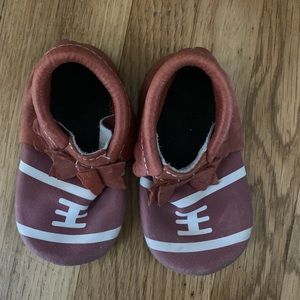 Freshly Picked foot ball mini sole bow moccs sz 7
